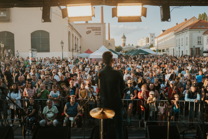 Léto v Prazdroji 2023: Prázdninové čtvrteční večery s devíti koncerty a skvělou zábavou 