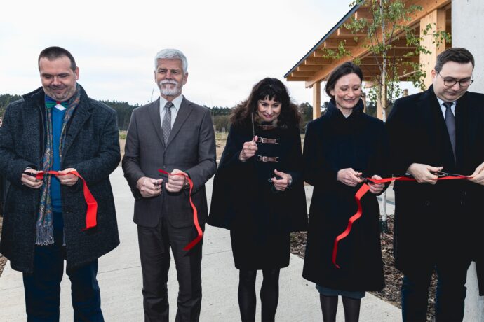 Památník věnovaný holokaustu Romů a Sintů byl slavnostně otevřen za přítomnosti prezidenta republiky