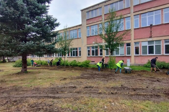 Park u skláren v Karolince prochází obnovou travnatých ploch i přípravami na oblíbený jarmark