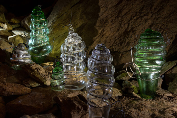 Výstava VODA/SKLO/VODA doplňuje v létě prohlídku Zbrašovských jeskyní