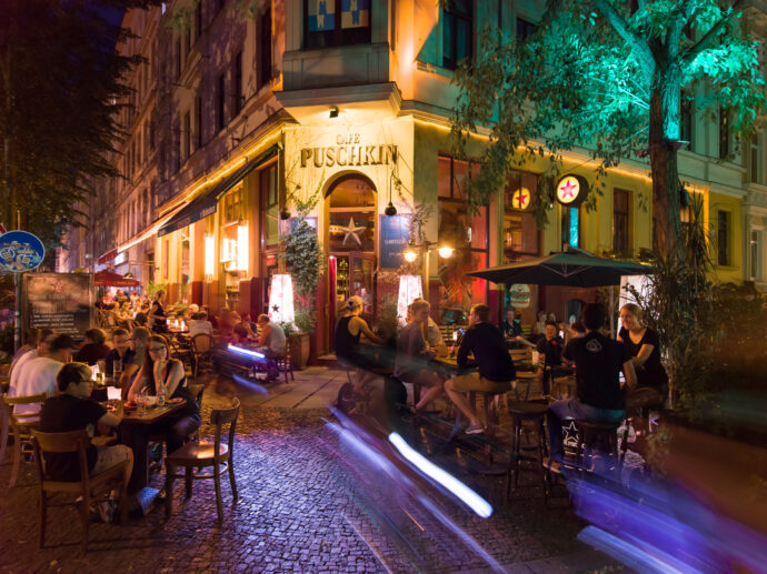Café Pushkin na ulici Karl-Liebknecht-Straße se večer mění v bar a zve k posezení u lahodných nápojů a jídla. Foto: © Tom Schulze | leipzig.travel