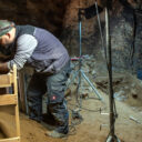 Archeologové našli v Kateřinské jeskyni ozdoby z ulity plže, staré až 12 tisíc let