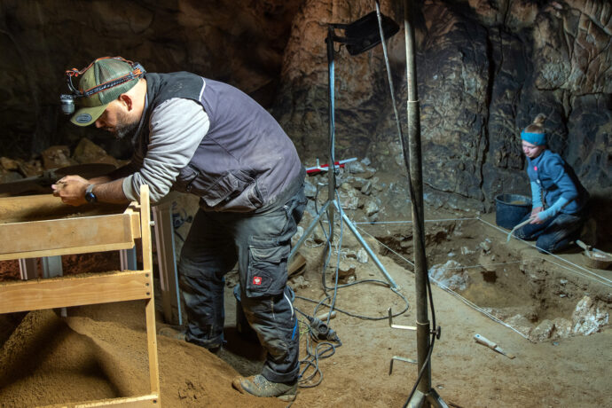 Archeologové našli v Kateřinské jeskyni ozdoby z ulity plže, staré až 12 tisíc let