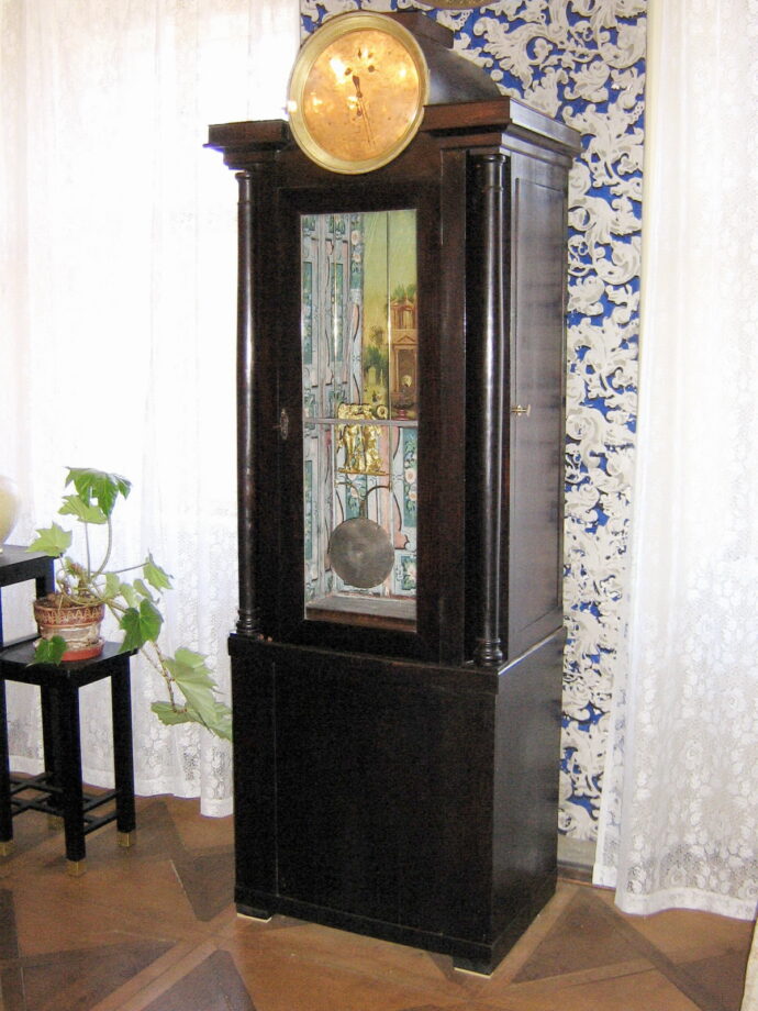 Hodiny s vodotryskem a pokojový orloj v expozici Památník rodu Šlechtů – Rytířský sál. Foto: ©Městské muzeum a galerie Lomnice nad Popelkou