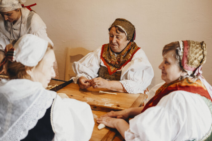 Pečení jidášů. Foto: ©skanzen Kouřim, archiv SCCR