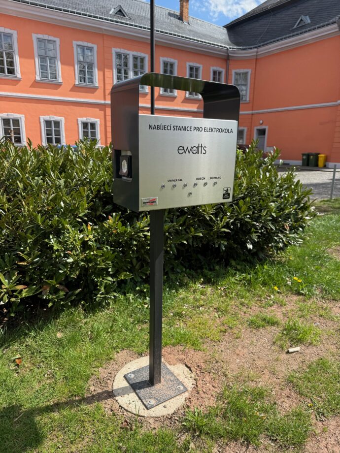 Nabíjecí stanice pro elektrokola. Foto: ©Lomnice nad Popelkou