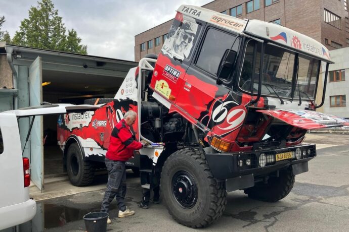 TATRA PUMA s odklopenou kabinou v garážích Národního technického muzea