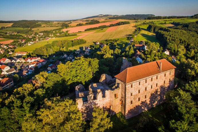 Hrad Pecka – příběhy rytířů, výhledy na Krkonoše a dotek historie