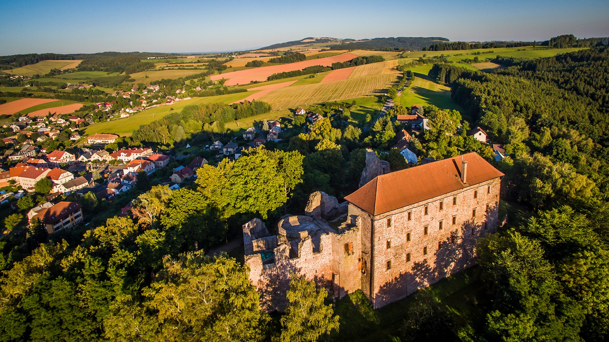 Hrad Pecka – příběhy rytířů, výhledy na Krkonoše a dotek historie