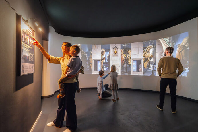 Pouze u nás se totiž můžete podívat na Orloj zároveň zvenku i zevnitř. Foto: ©Praga Magica